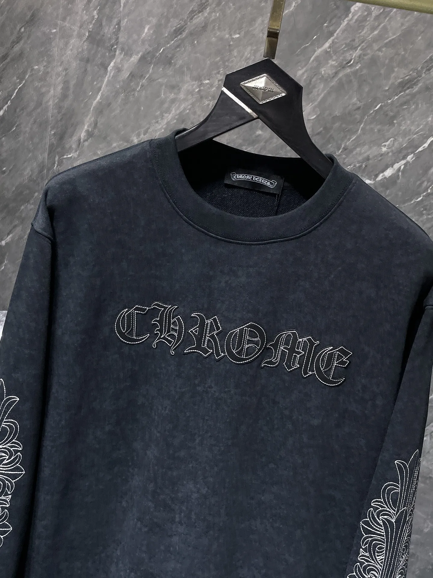 P250 Chrome Hearts Autumn and Winter Washable Style! 2025 Counter synchronization High-weight, environmentally friendly and high-quality top-quality washed fabrics Special craftsmanship American tie-dye embroidered round neck sweatshirt Leather embroidery plus customized retro hardware Counter synchronization 1:1 replica version Recommended color: black Size: S, M, L, XL